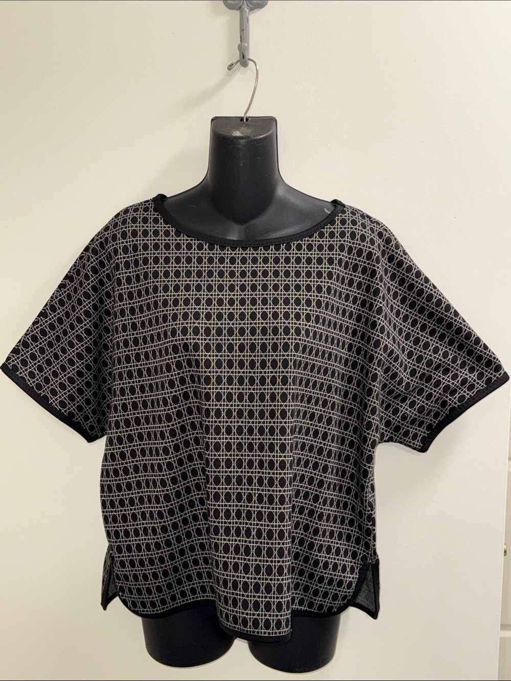 Max Studio Black and Beige Geometric Short-Sleeve Women's Top